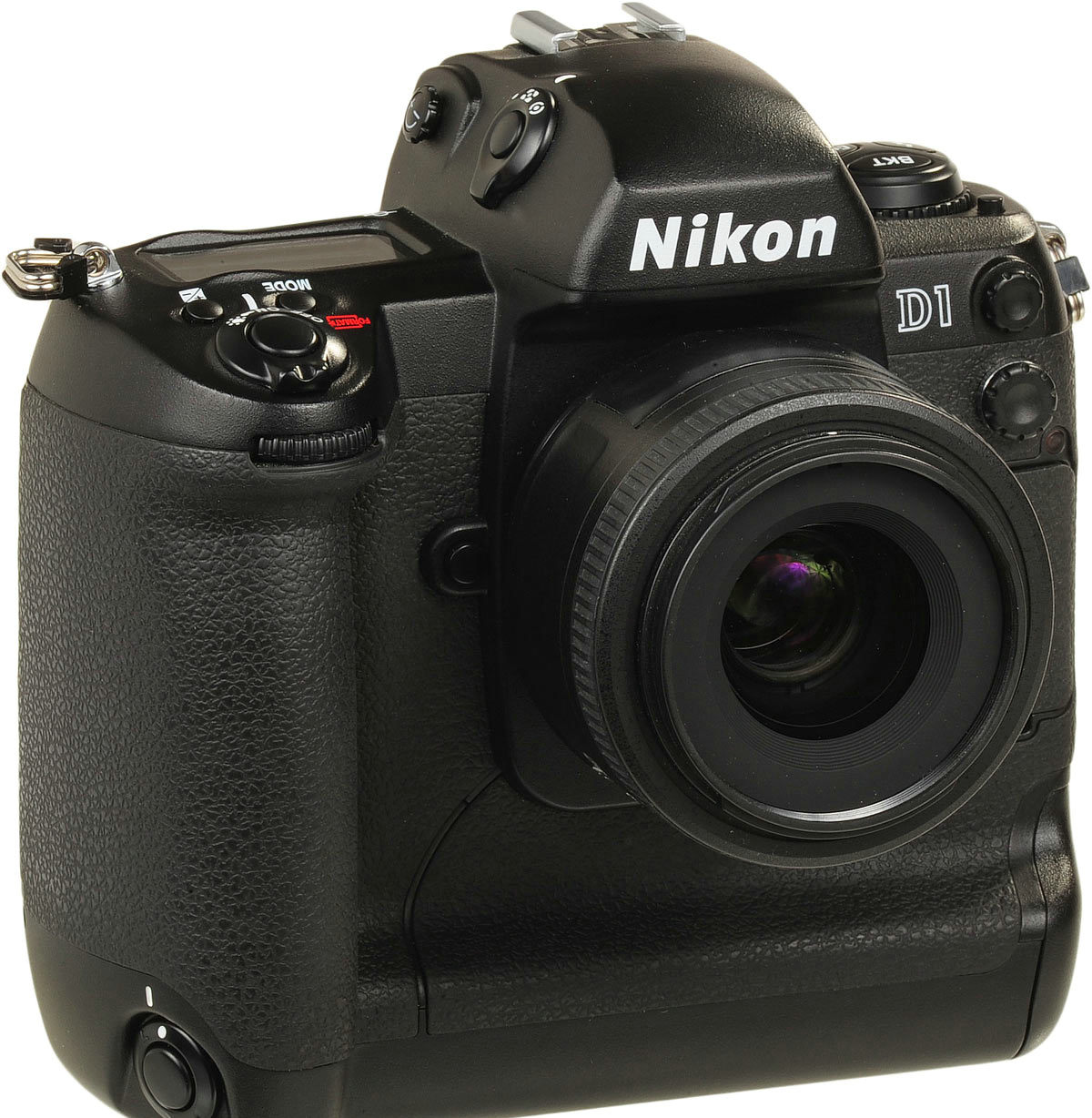 Nikon D1，1999年。凭借仅为150美刀的售价，该款相机让市场感受到了物美价廉的诚意，拥有270万像素的图像传感器， 4.5张每秒的连拍速度，以及对Nikon系列镜头的对接支持，该款数码单镜反光相机“凌霸”一时。