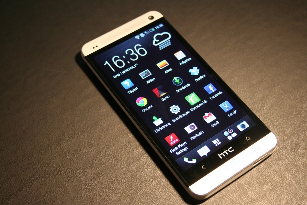 NO.1HTC三段式金属机身
HTC现在在手机上的市场份额已经大不如前几年，但是这完全不影响它们走在科技和创新的前沿行列，相比我们熟知的苹果和三星一点都不少，同时是很多潮流设计的先行者。现在很流行的三段式金属机身设计就是HTC最先使用。2013年的HTC One M7，是全球首款全金属智能手机。这款手机一经推出就凭借其简约、圆润的外形设计而受到大家的欢迎，同时M8、M9等多款机型都延用这项设计，而且辨识度极高，一看就会让大家认出是HTC的品牌。
