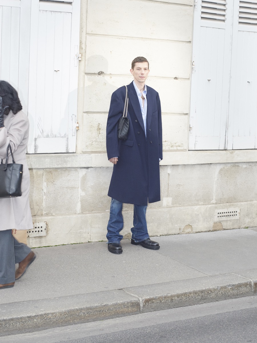 Balenciaga 巴黎世家推出2018早秋男裝系列，通過對人物的細致觀察，捕捉一系列行
走在巴黎街頭的男士特性。這季的設計延續春夏女裝系列后進一步深入主題，銜接和
融合了原型服飾深度解構極具辨識度的衣著，輕松打造出男性日常裝扮衣櫥。融入一
衣兩穿的巧妙設計，例如對方格襯衫采用錯視處理手法，把兩件 T 恤拼接相連，乍一
看好像批了一條圍巾。普通與獨特，時尚與實用之間的雙向對話強調了 Balenciaga 巴
黎世家優先考慮穿著者的個性彰顯。