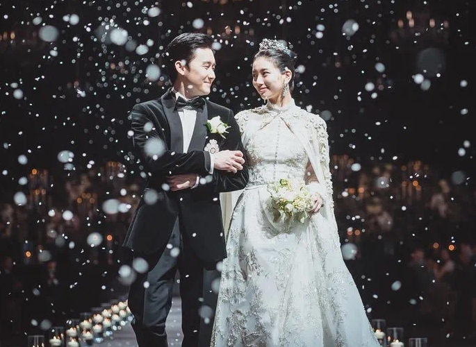 婚禮行頭就花了上百萬，韓劇《安娜》里裴秀智都怎么穿？