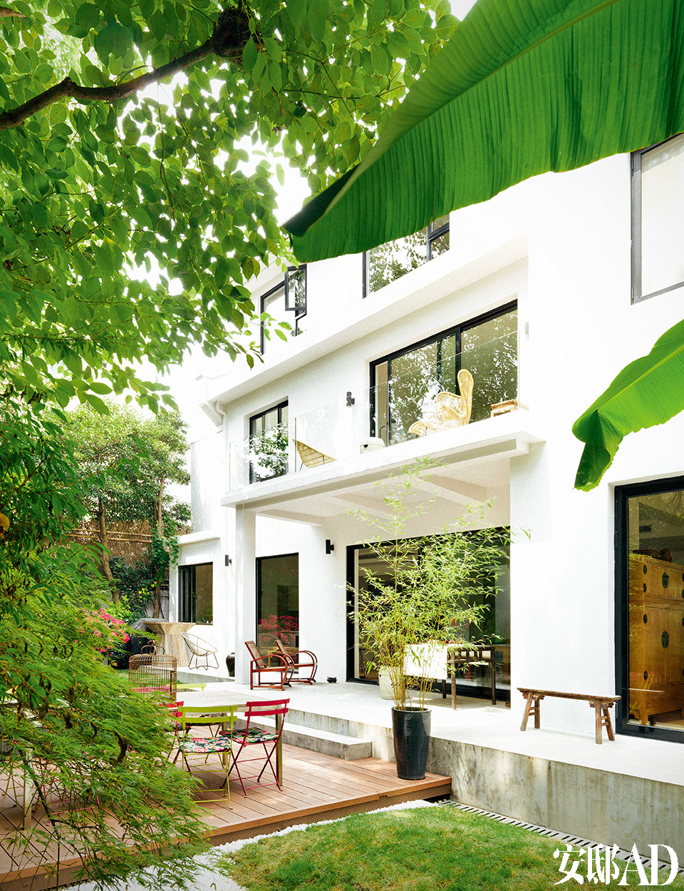 设计师MJ用各种规格的绿植打造出富有生机的院子。