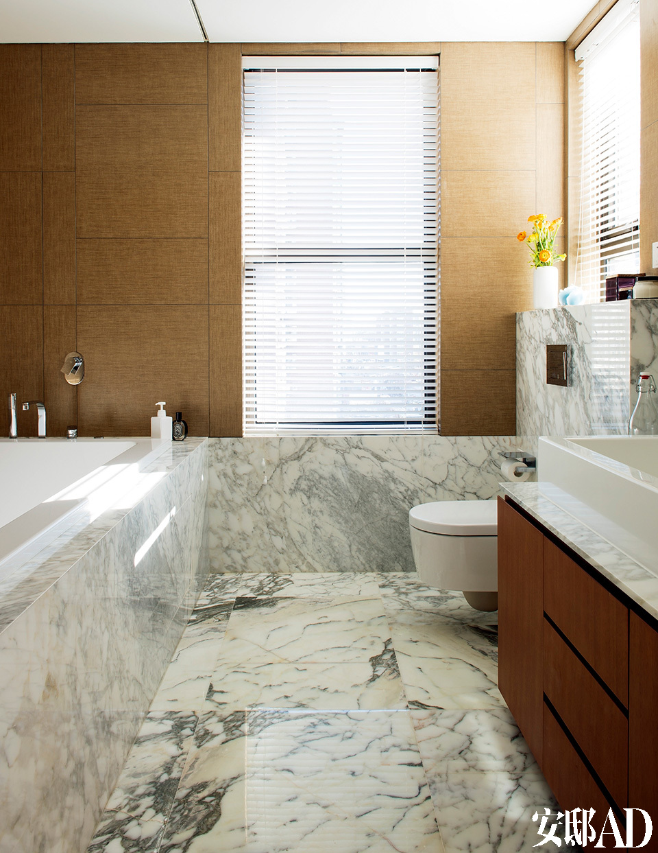 与主卧室相连的浴室，显示出成熟的设计风格。