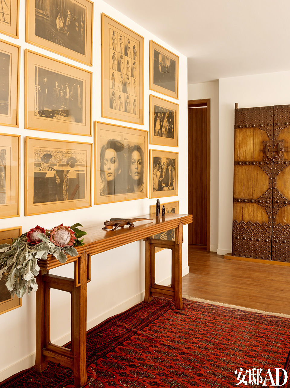 通向卧室的走廊上，一张明式的玄关桌造型优美，地毯来自新疆。
