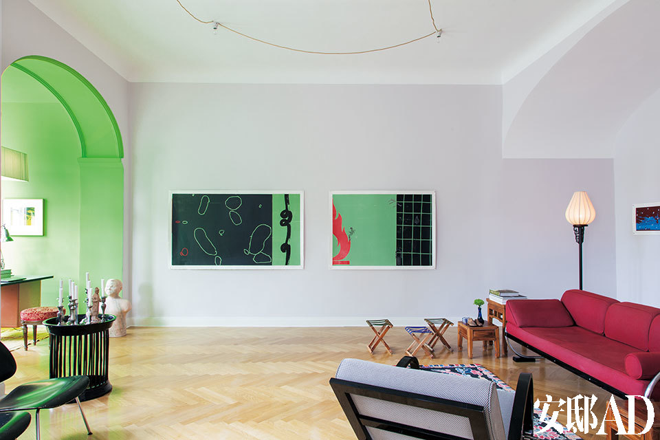 沙龙内景，与Alexander的绿色工作区相连，墙上挂着中国艺术家谭平的画作。