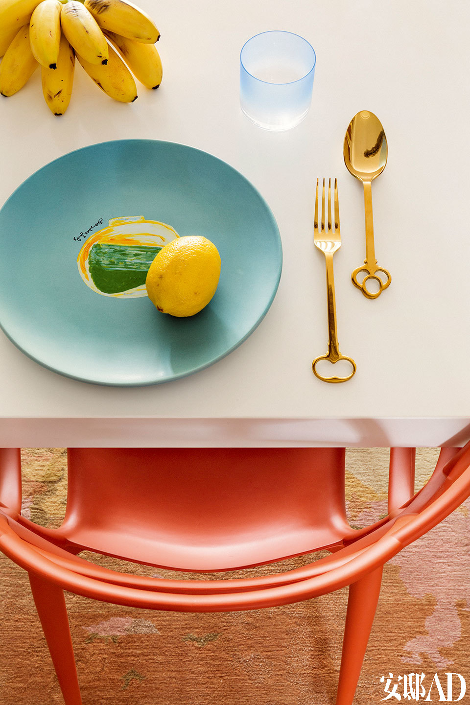 餐桌上的叉子為Seletti品牌，盤子為EasyArt，皆來自Maison de Gout媄頌雅品。