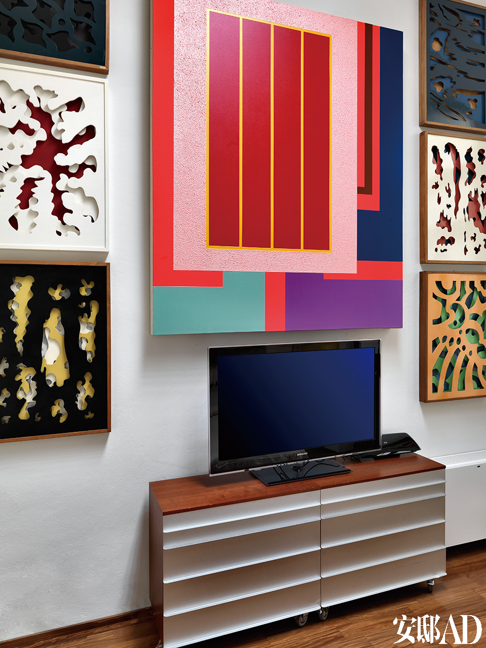 客房电视墙上，中心挂的是Peter Halley的画作，周边围绕着6件Remo Bianco的作品。
