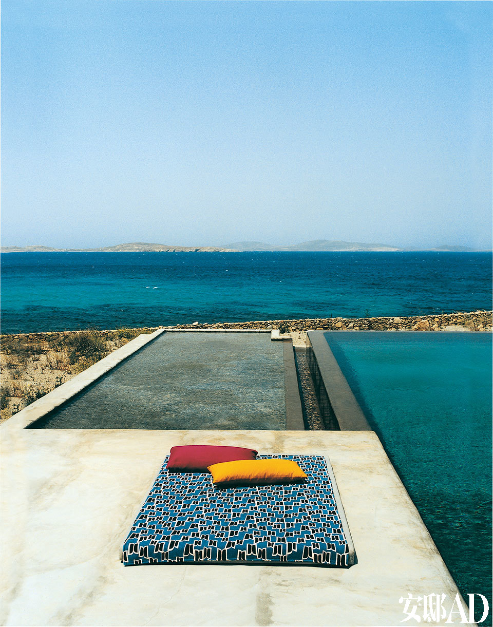 两个游泳池，一深一浅，都朝着爱琴海。毛巾来自Syla by Sylvie Cachay。