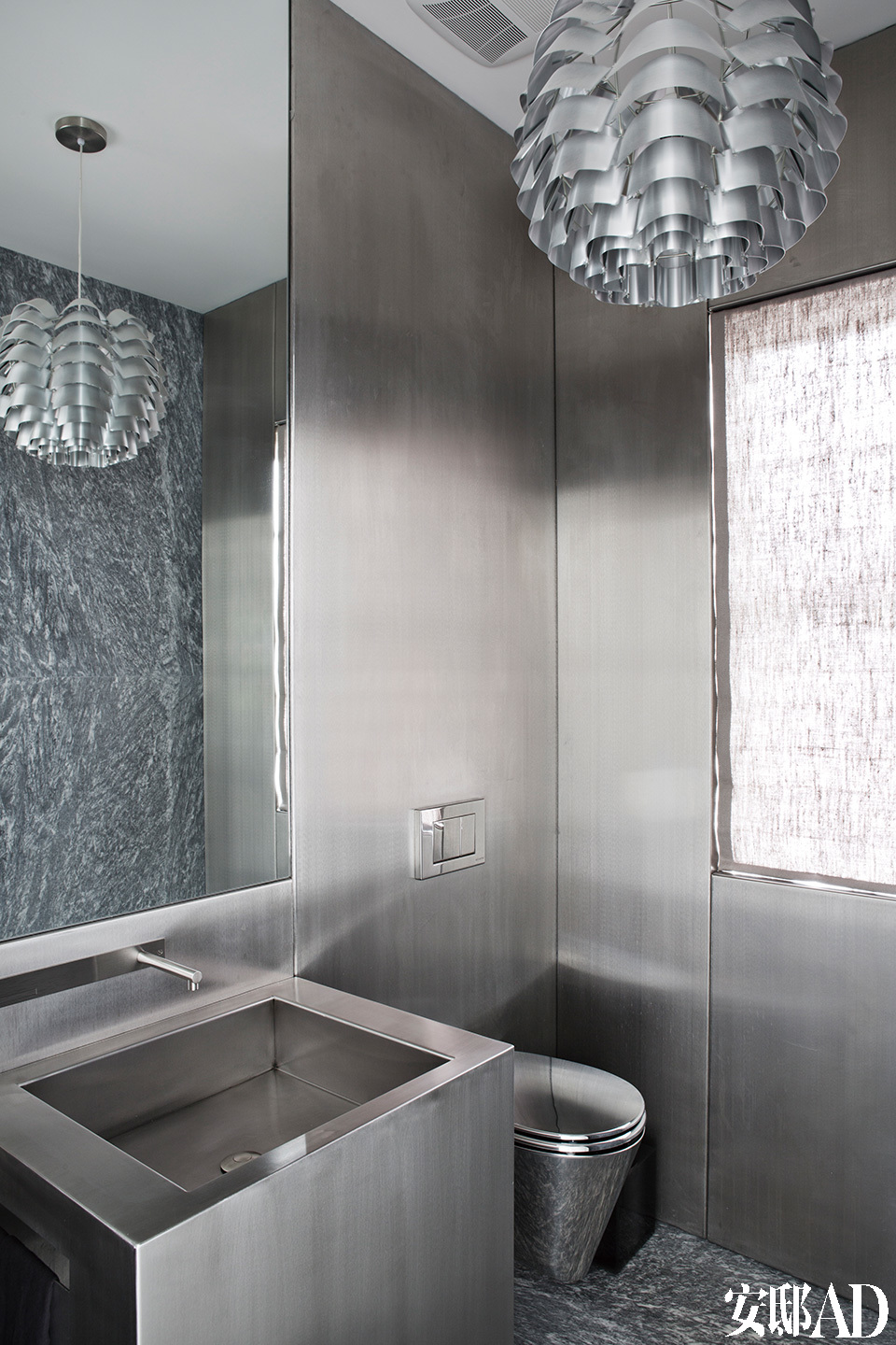 一间由Julie Hillman重新设计的卫生间中，不锈钢材质大行其道。