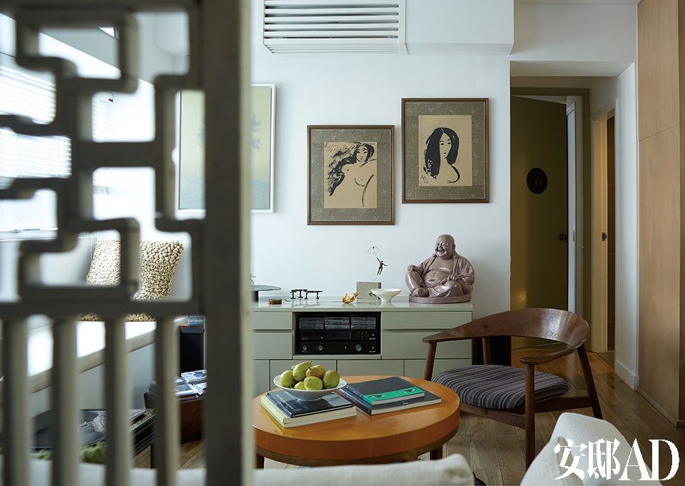 起居室里，中国的艺术品结合定制的现代家具和上世纪中期的经典设计，创造了一种新鲜的跨文化氛围。两幅素描来自越南艺术家Luu CongNhan。