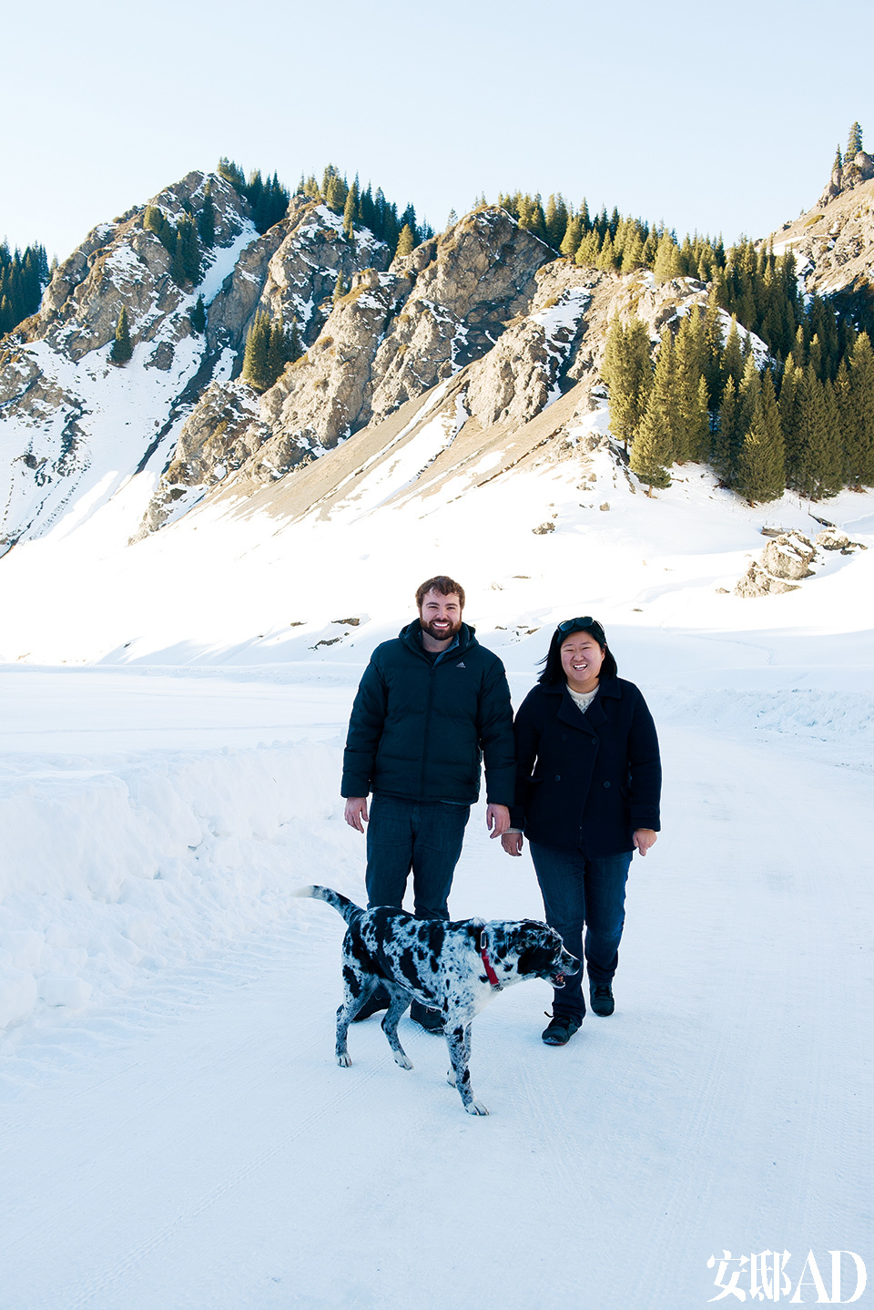 设计师搭档Blake（左）和Lili（右）带着从北京坐飞机来的大狗Danny，在南山的茫茫雪原中尽情撒欢！