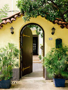 李光程在外墙刷上鲜艳的黄色，恢复了老洋房原本的西班牙风格。