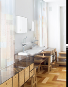 主卧浴室的家具、窗帘和地面均出自Studio Makkink &Bey。洗手台和镜子是法国设计组合Ronan& Erwan Bouroullec为汉斯格雅Axor品牌创作的Composer系列。