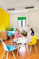 有点小霸道的小儿子Oscar喜欢亮黄色，房间里堆满了玩具。