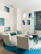 客厅的会客区域，沙发由Greta Grossman为Brown-Saltman公司设计（1942），购自洛杉矶现代拍卖会，新包裹了Jim Thompson的Grand Rapids系列面料，靠垫面料来自Boeme的Bandana系列。Loft地毯来自Fedora Design，颜色可定制。沙发后面探出头来的是Flos出品的Arco落地灯，由 Achille Castiglioni设计，墙上的数码镜像照片由Goldschmied & Chiari创作于2014年，购自Grimaldi Gavin。
