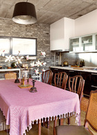 一层、二层两个餐桌，黄锐喜欢美食，他的家宴也早已在圈中闻名。除了一层，二层的中央，也有一个小型餐
厅，灰紫色的亚麻布配上旧烛台，桌上放的是随手从院里剪来的玉兰花。