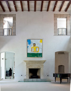 壁炉上方周英华的肖像画为艺术家
Jean-Michel Basquiat所作。壁炉是周英华从Frank Lloyd Wright那里“偷师”，找英国的一个石匠定制的。