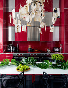 为了不让空间显得太冷峻，她用热情的红色墙面、靠包、织物来提升空间的温暖度。厨房墙面为不锈钢材质，设计师Florence Pucci大胆使用了红色来点缀。吊灯来自Ingo Maurer的Kamasutra系列。Masters座椅出自Kartell，由Philippe Starck 和Eugeni Quitllet设计。