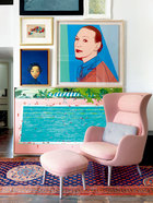 細膩的粉色家具呼應著墻上的畫作，正反映出姚謙對女性內心世界的洞悉與把握。一面白墻掛滿姚謙收藏的藝術品，其中包括郭柏川的《靜物》、劉野的《張愛玲》、Andy Warhol的《AntoineGrunn》以及臺灣藝術家范揚宗的《樂園》。粉色扶手椅為姚謙最愛的設計師Jaime Hayon為Fritz Hansen設計的Ro系列。