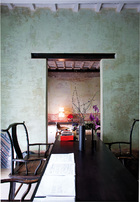 書房里，古董木質扶手椅來自中國，黑色漆木桌來自Massimiliano e DorianaFuksas；桌上的花瓶則由Elisa的母親Doriana設計。