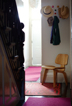 门厅中的胶合板椅来自Eames，Hang-It-All衣帽架由Living Edge出品。