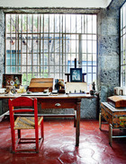 建筑师奥高曼采用独具墨西哥风格的实用主义，在原本的车库，为弗里达专门打造了一间独属于她的画室。奥高曼采用独具墨西哥风格的实用主义，在原本是车库的空间里打造出一间画室。