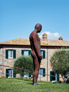 英国艺术家Antony Gormley的雕塑作品硕然伫立在农场上。