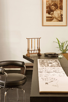 由著名法国女建筑师Charlotte Perriand设计的Ventaglio桌子，不规则的设计带有她特有的感性，一旁配上经典名椅LC7。