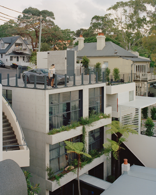 在悉尼港口的这间现代住宅中，倚着岩壁小酌