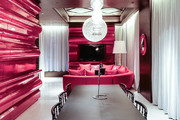 香港Mira Moon：酒店设计灵感源于“嫦娥奔月”。居家式前厅摆放着郁金香座椅，大红色块、牡丹图案和玉兔...
