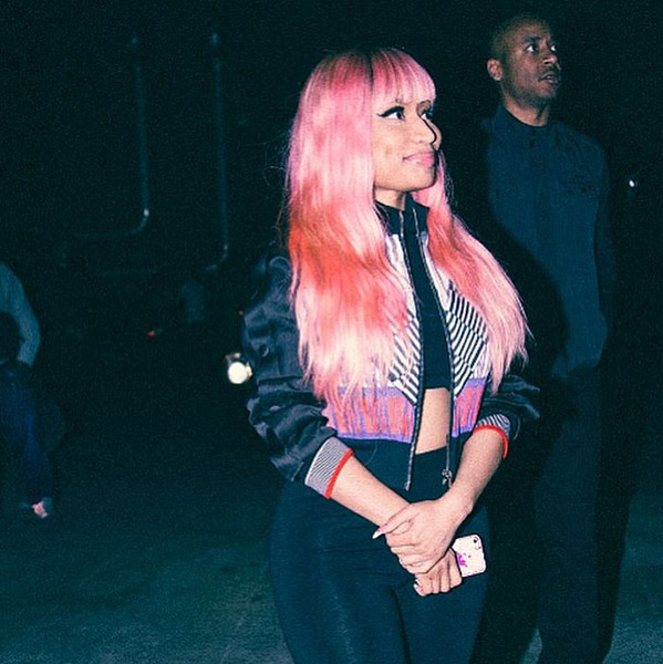 以为她们染了彩虹发?其实都是假发的功劳 以为她们染了彩虹发?其实都是假发的功劳