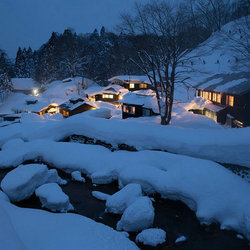 大雪纷飞来日本泡个露天之汤