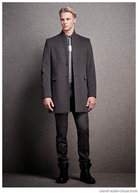 精致的剪裁，柔和的线条，优质的面料都展示了Calvin Klein Collection作为设计师精品的品味追求。Calvin Klein Collection的目的是让男士穿得优雅有型，拥有独一无二的品质。