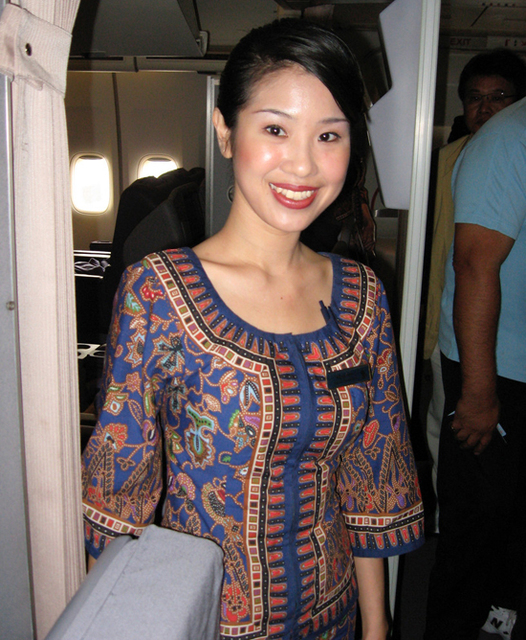 如果乘坐新加坡航空公司的飞机，不难发现，新航的空姐服装极富民族特色，有点类似中国的旗袍，却又富含东南亚风情。而这便是中华文化与东南亚文化结合的产物——娘惹、峇峇文化。