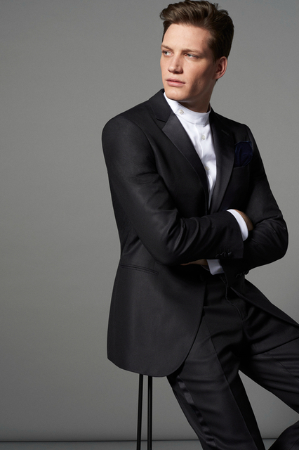 Giorgio Armani在本季推出的晚礼服系列由来自比利时的Florian Van Bael担任模特，统一的黑色西装，经典而简约，各具特色的暗纹又使得服装具有不同的风格。修身的剪裁，提供单排扣与双排扣两种款式，展示着不同的优雅。