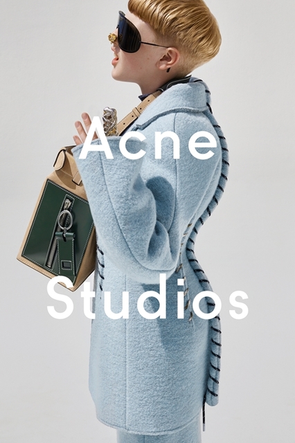 Acne Studio与摄影师Viviane Sassen再续前缘，合作推出2015年秋冬广告大片。Acne Studios创意总监Jonny Johansson启用 11岁的儿子Frasse Johansson担当模特。
