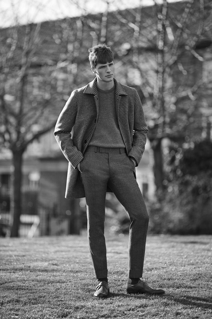 Marks & Spencer 再度与英国男模Edward Wilding合作推出2015秋冬季男装系列。拥有摄人心魄的面容的Edward Wilding展示英式服装的优雅，让人不能移目。从格子休闲装到纯黑西装，剪裁流畅，做工精致。