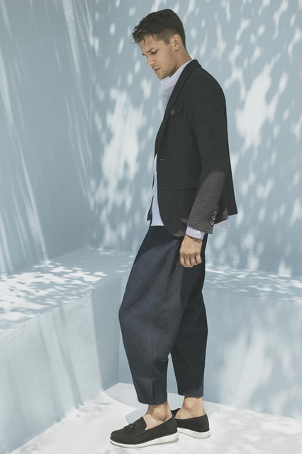 Giorgio Armani本季邀请俄罗斯男模Andrey Zakharov推出了以轻质西装为主的男装大片。本季推出包括编织运动夹克、阔腿裤、礼服衬衫、基础款的POLO衫、以及旅行手提袋，简约的款式却于细节处体现精致。