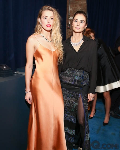 著名演员艾梅柏•希尔德（Amber Heard）与蒂芙尼品牌设计总监Francesca Amfitheatrof在晚宴上合影