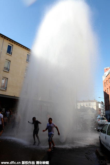 法国圣韦恩，当地年轻人强行撬开了街头的消防栓，在喷出的巨大水柱下冲凉。随着热浪的减退，法国仅剩东部和东南部的16个省依旧处于高温橙色预警状态。各地区的市长们被迫发布禁止打开消防栓的命令，避免浪费数千立方米的水资源。   