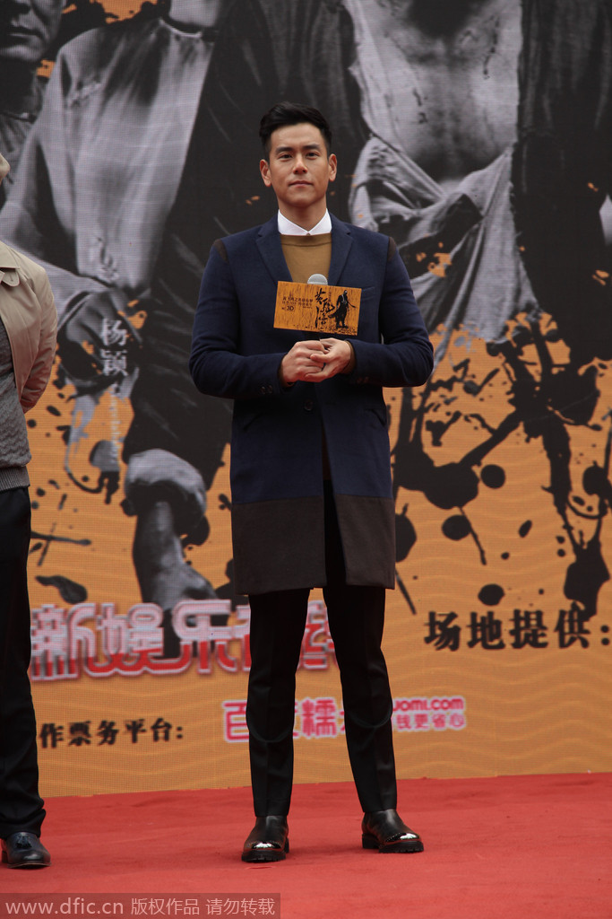 毛呢大衣：2014年11月12日，上海，《黄飞鸿之英雄有梦》发布会。彭于晏着一件撞色大衣，套在白衬衫外的芥黄色毛衫这以选择格外明智。金属头的短靴精干利落。