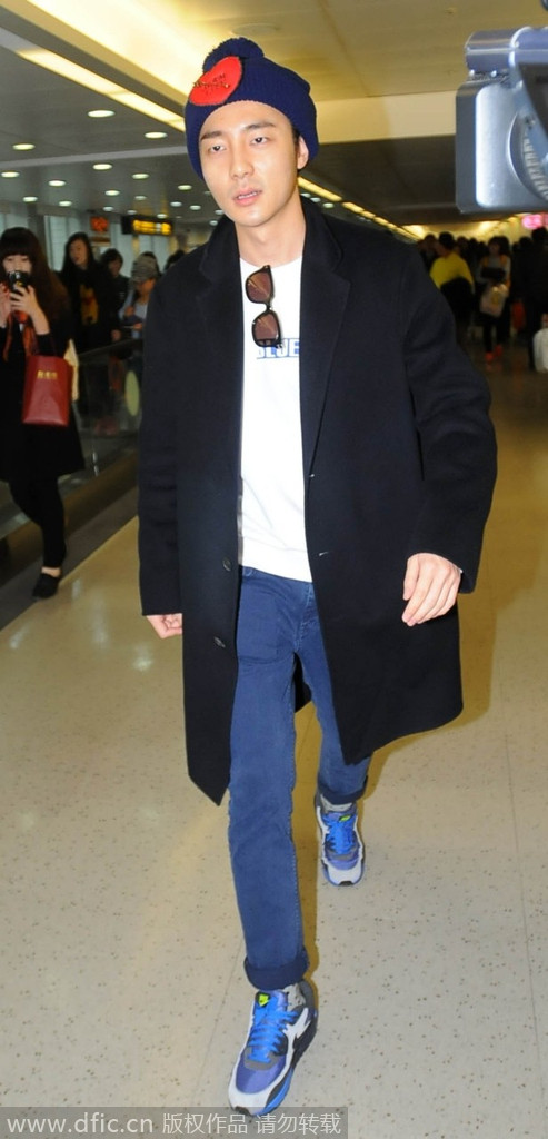 同样是大衣，2014年11月13日，台北，韩国唱作小天王Roy Kim在台北机场的look就是迥然不同的风格。针织帽和运动鞋奠定了偏街头的基调，大衣的及膝长度刚刚好，墨镜挂在胸前当配饰，帽子上还有调皮的别针贴饰。