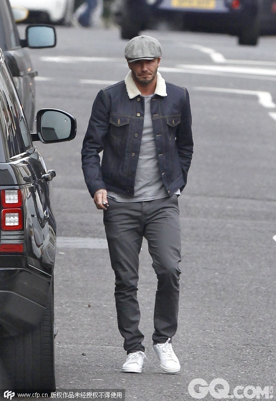 伦敦当地时间12月9日，贝克汉姆（David Beckham）现身街头。工装裤、基本tee和报童帽选择了灰色组合。丹宁夹克的白色毛领与鞋子呼应。轻嘻哈风格与英式元素融会贯通。
