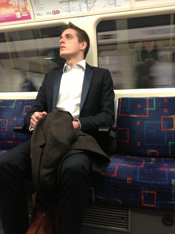 　这些照片来自于一家英国网站，该网站允许用户上传偷拍的伦敦地铁帅哥照片。TubeCrush.net四年前由一群生活在伦敦的朋友创立。