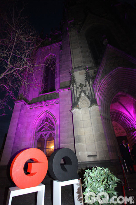 今年的“GQ之夜”依然在巴塞尔久负盛名的Elisabethenkriche教堂举行，教堂门口摆放的巨型GQ  LOGO诠释了现场的主题与主办方，而紫色的灯光依然是主色彩，预示着神秘与门槛，在这里只有被邀请才可以进入的Party以一座无形的大门将许多人拒之门外。