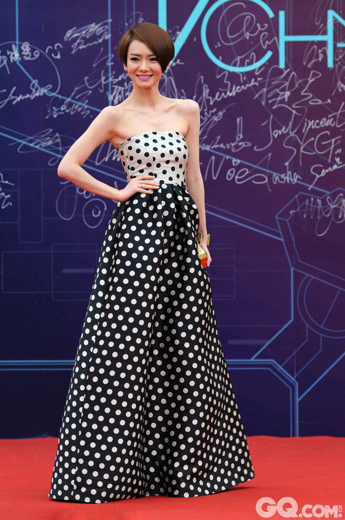 
2014年4月15日，戚薇身穿波点拽地礼服出席第二届音悦V榜年度盛典。
