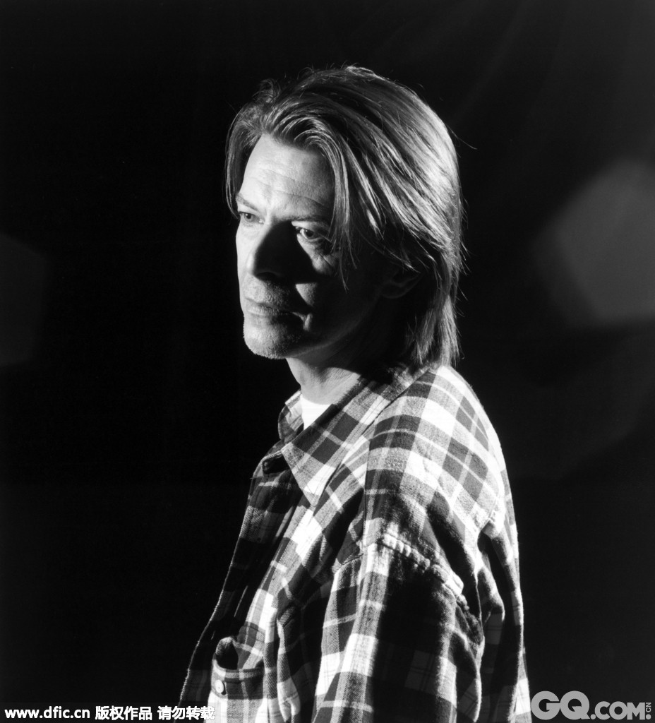 英国著名摇滚音乐家大卫·鲍威（David Bowie）在与癌症抗争了18个月后逝世，享年69岁。据外媒报道，英国著名音乐家、传奇歌手大卫·鲍伊的官方“脸书”账户发表消息称，大卫·鲍伊在家人的陪伴中逝世，声明还称，希望大家在这一悲伤的时刻，尊重其家人的隐私。