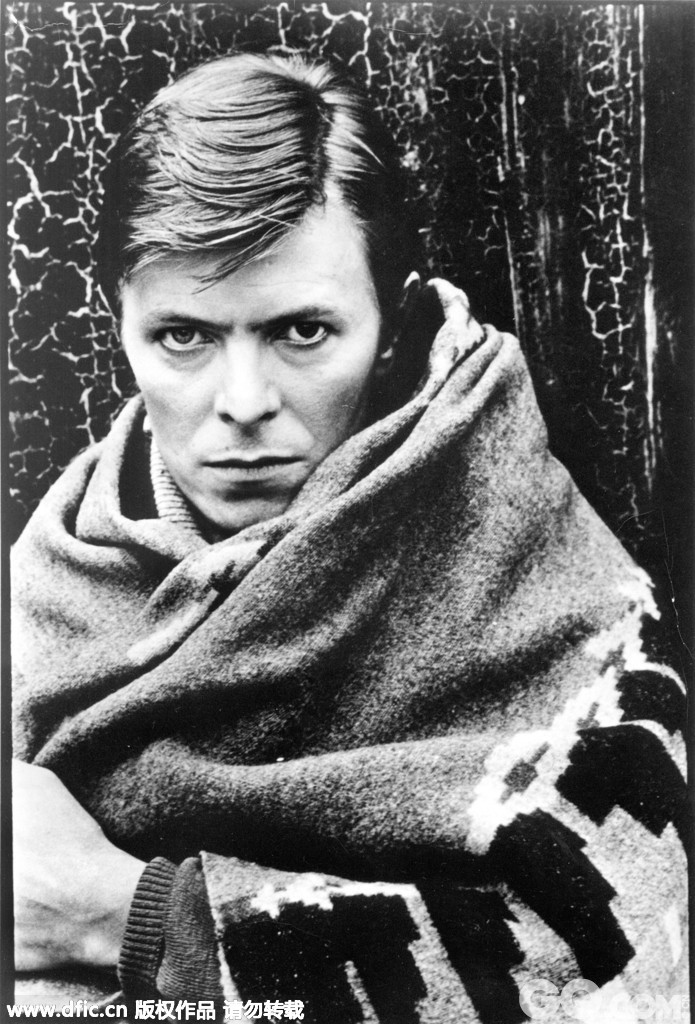 David Bowie对70年代至今的摇滚乐有着显着的影响。David Bowie是70年代摇滚的象征，舞台上炫耀的中性装扮堪称为今日视觉系宗师；他的歌传达了内心深沉失落的感情，并肆无忌惮的幻想。他是70年代至今不坠的歌手，也被英国Q杂志选为本世纪最伟大明星并获得第六名。