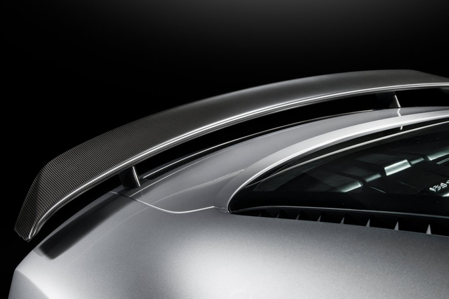 R8 Competition的设计灵感来自R8 LMS赛车，其车身使用了大量碳纤维组件，包括外后视镜盖、前扰流板、后尾翼和后扩散器等。此外，新车还配备了高光黑色抛光轮圈、运动型排气系统以及陶瓷刹车系统。内饰部分，奥迪R8 Competition同样引入大量碳纤维装饰，同时座椅、方向盘、中控面板以及门板等位置还采用红色缝线装饰，彰显豪华运动感。动力方面，奥迪R8 Competition版搭载一台经过重新调校的5.2L V10发动机，其最大功率达到425kW，同时在四驱系统的辅助下该车0-96km/h的加速时间仅为3.2秒，极速可以达到320km/h，被誉为有史以来最“快”的量产R8。