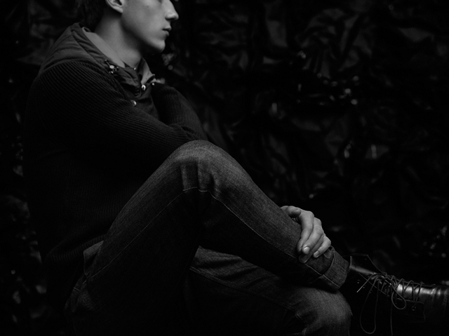Armani Exchange推出男士专属特别服饰系列——Black Edition，该系列的设计灵感来源于兼顾卓越功能和易搭配的品牌传承。Black Edition的12款各种服饰皆以简约的黑色和灰色色调呈现，尤其关注细节。