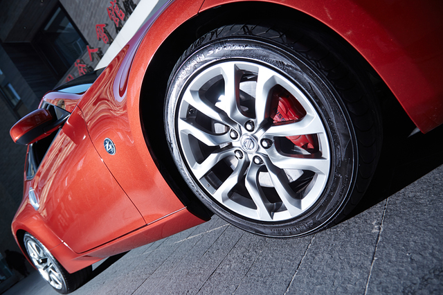 18英寸轮胎与轮毂是370Z的标准配备，红色的Nissmo卡钳则彰显着370Z的运动特质。